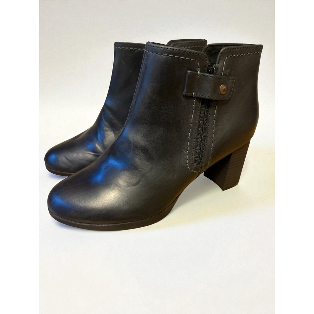 Clarks Bayla Glow Boot Bootie Ankle Block Heel Black Leather Size 8.5 NWOB